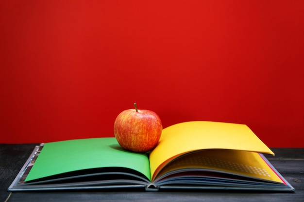 Photo close-up of apples on table