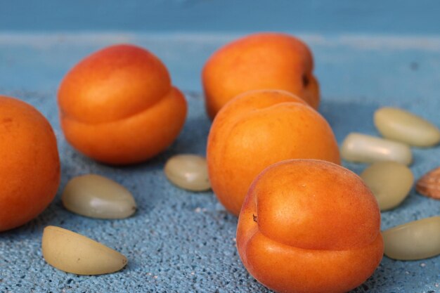 Photo close-up of apricot on table