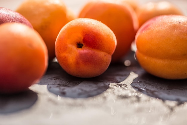 Photo close-up of apricots on table