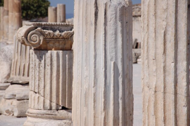 Photo close-up of architectural column against sky