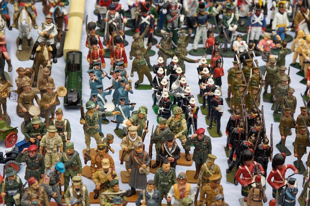 Близкий план армейских статуэтки на столе