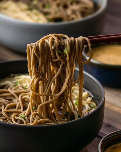 テーブルの上の麺の配置のクローズアップ