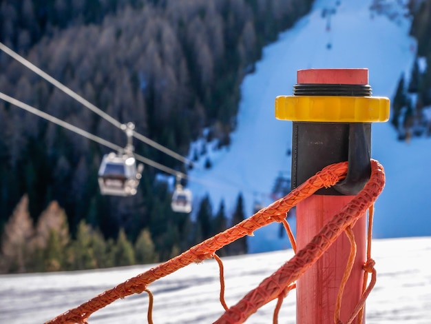 Photo close-up of arrow sign on railing