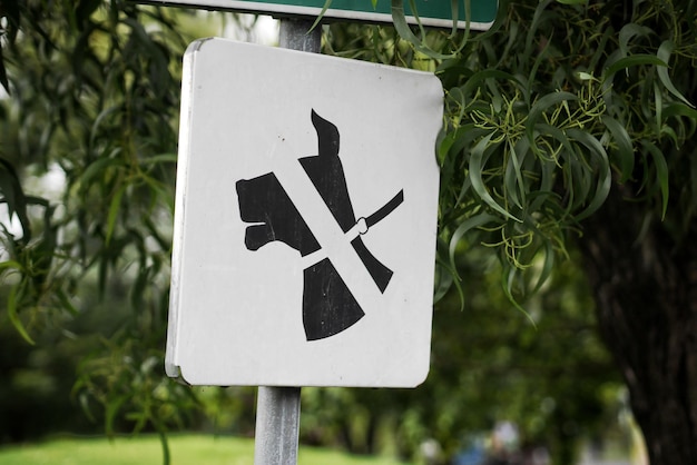 Photo close-up of arrow sign on road