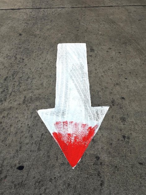 Photo close-up of arrow symbol on road