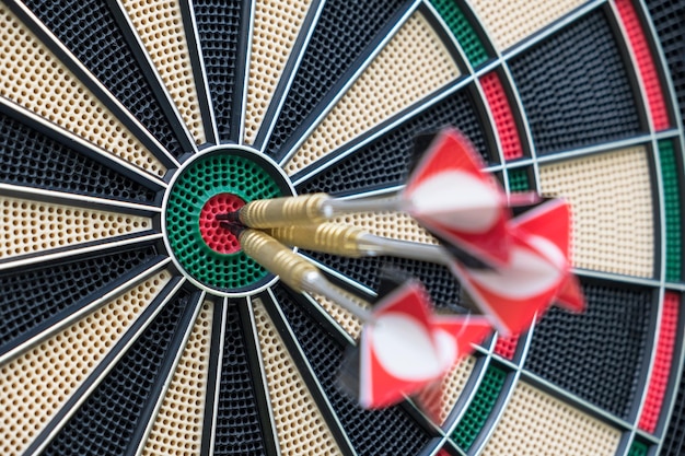 Photo close-up of arrows in dartboard