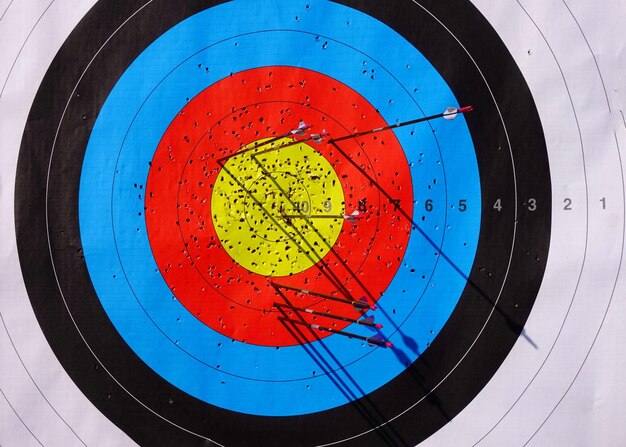 Photo close-up of arrows on sports target