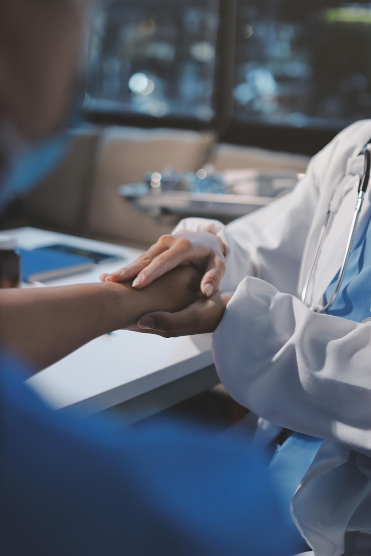 Foto close-up arts die de hand vasthoudt van een oudere vrouw en kankerzorg of ondersteuning gezondheidszorg of vertrouwen empathie of mededogen en vrouwelijke verzorger of verpleegster die de hand van een bejaarde persoon vasthoudt voor hoop en vriendelijkheid