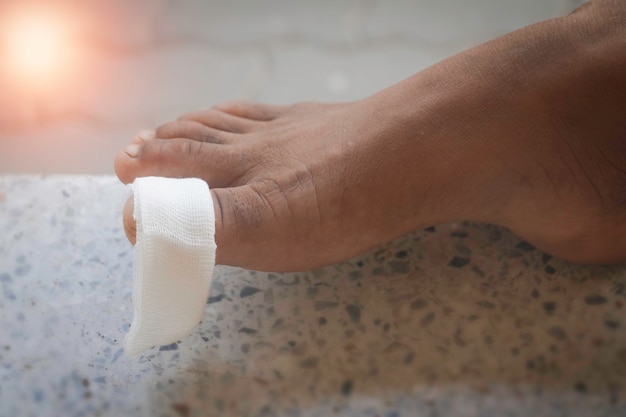 Крупным планом азиатские детские ноги с клейкой штукатуркой для ног Фото больницы и концепции первой помощи