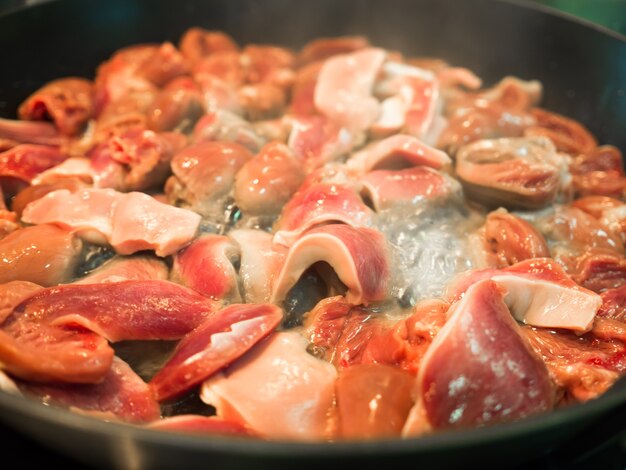 鍋で揚げたアジア料理の鶏肉の心臓を閉じます。