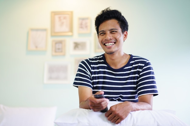 Photo close up asian man watching television at home