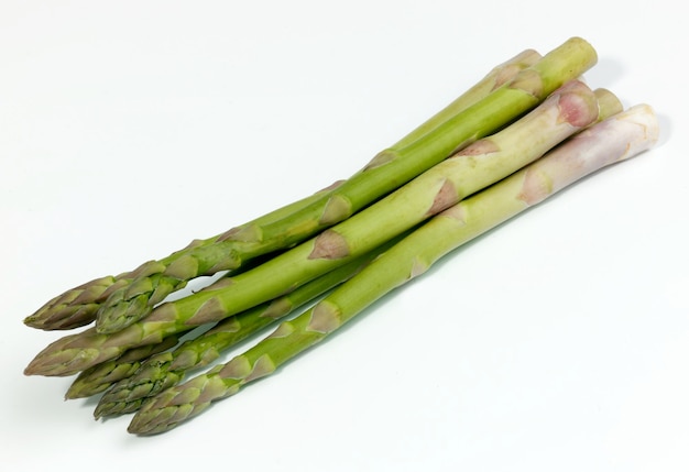 Foto prossimo piano di asparagi su sfondo bianco