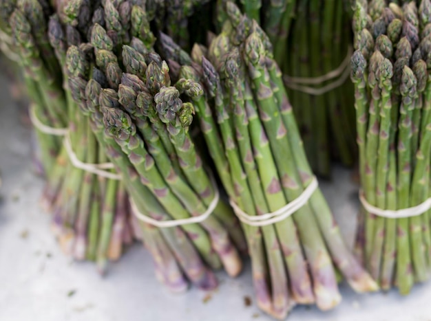 Foto prossimo piano di asparagi in vendita al mercato