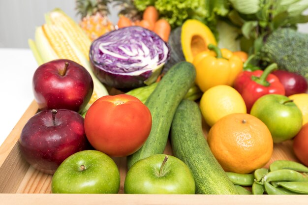 Chiuda in su della frutta assortita, delle verdure e dell'erba.