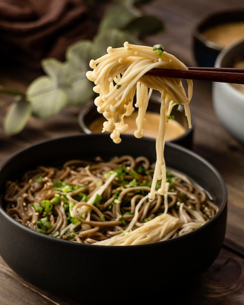 テーブルの上の麺の品揃えのクローズアップ