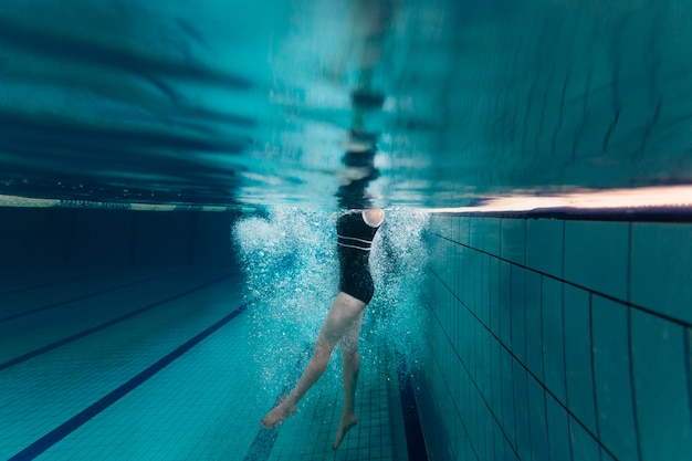 写真 アスリートの水泳をクローズアップ