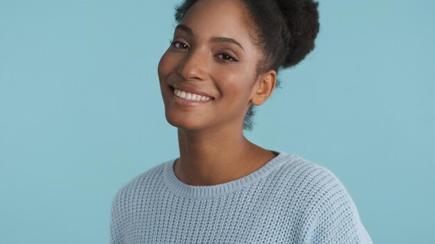 Photo close up attractive smiling african american girl charmingly looking in camera over colorful background