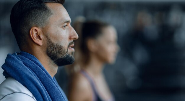 Photo close up attractive young man in the gym