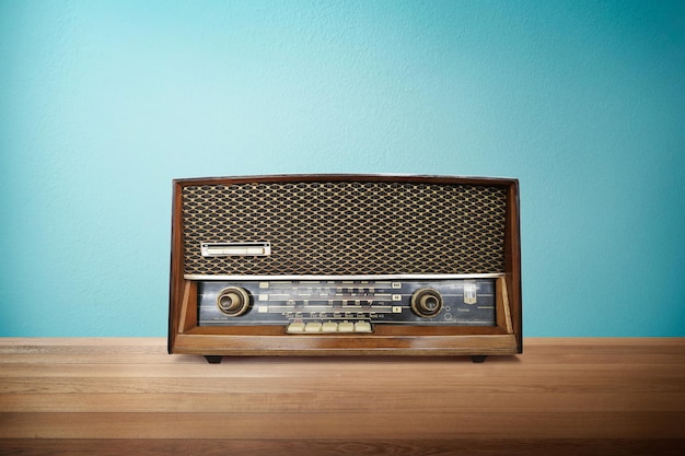 Photo close-up of audio equipment on table against wall