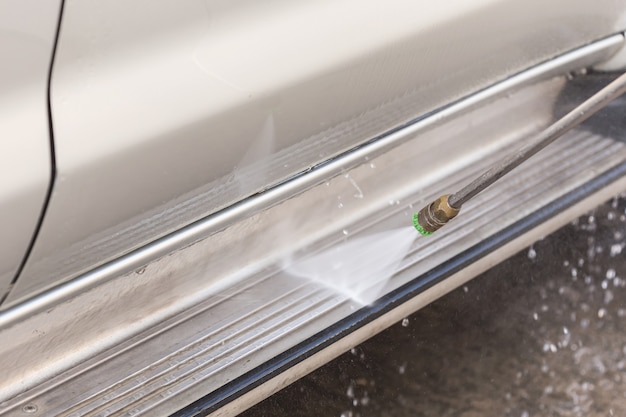 Close-up Auto wassen met hogedruk waterstraal