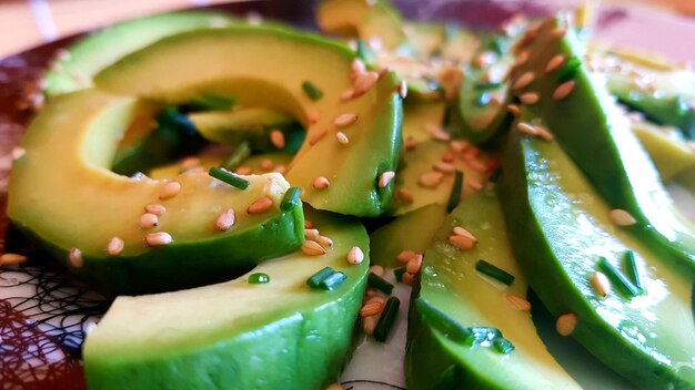 Foto prossimo piano sulle fette di avocado