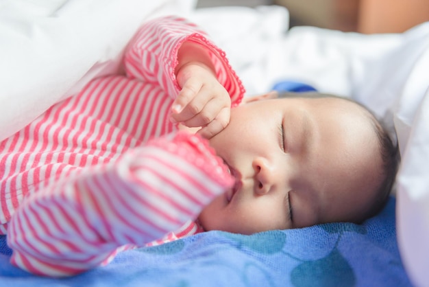 Close-up Aziatische schattige baby slaap op het bed