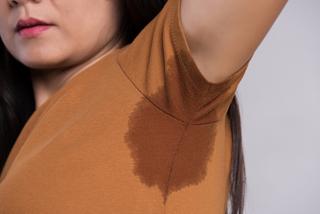 Foto close-up aziatische vrouw met hyperhidrosis het zweten.