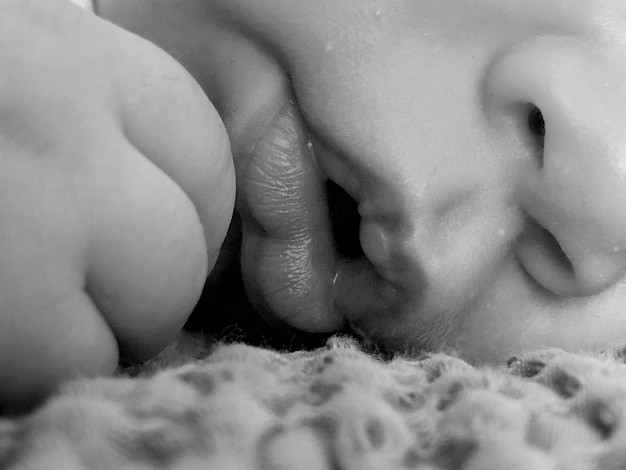 Photo close-up of baby on bed