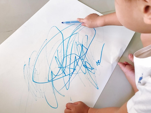 Foto close-up di un bambino che disegna su carta