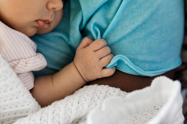 Photo close-up of baby boy sleeping on bed