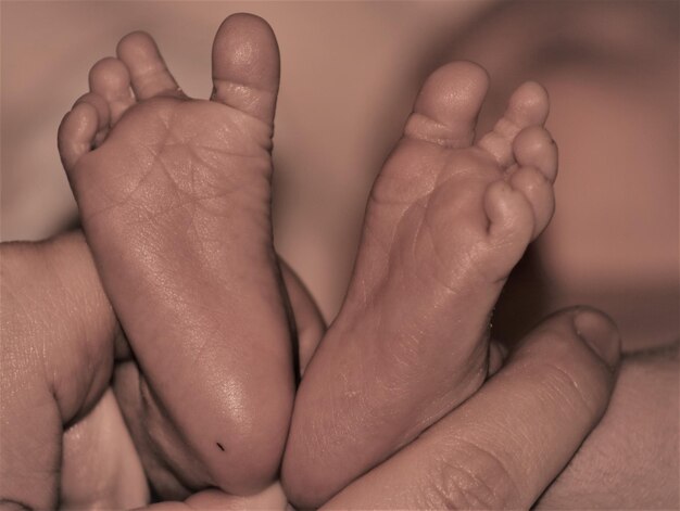 Foto prossimo piano dei piedi del bambino