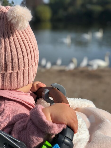 Foto close-up di una bambina in passeggino sulla spiaggia