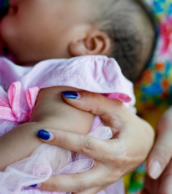 Foto close-up di una bambina con la madre