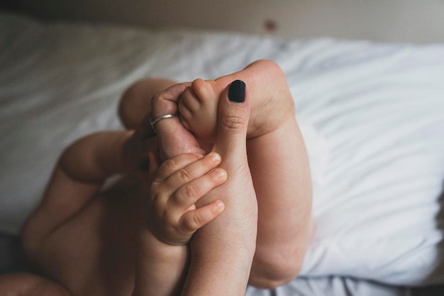 Photo close-up of baby hand on bed