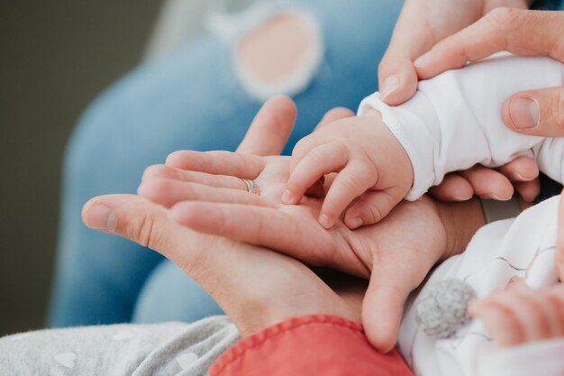 Foto close-up della mano del bambino sopra la mano dei genitori