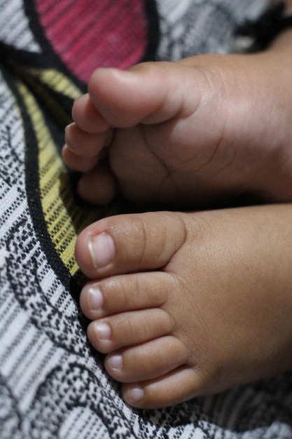 Foto prossimo piano della gamba del bambino