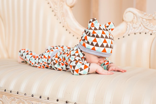 Photo close-up of baby relaxing on bed at home