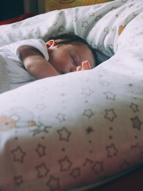 Foto close-up del bambino che dorme sul letto a casa