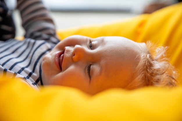 Photo close-up of baby sleeping on bed