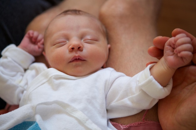 Foto prossimo piano del bambino che dorme