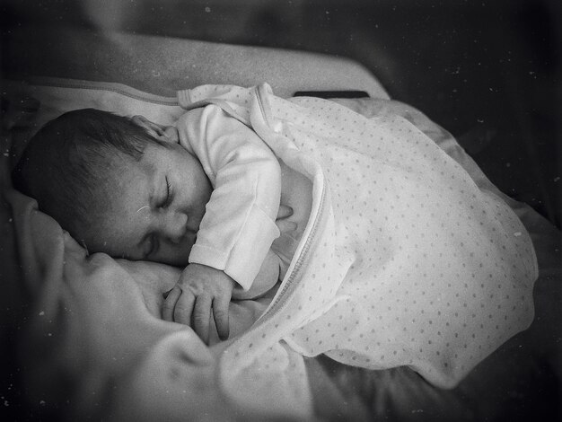 Foto prossimo piano del bambino che dorme