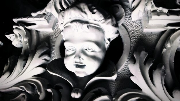 Foto close-up della statua del bambino di notte