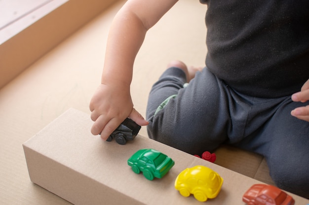 Close-up, baby zitten en spelen met de speelgoedauto