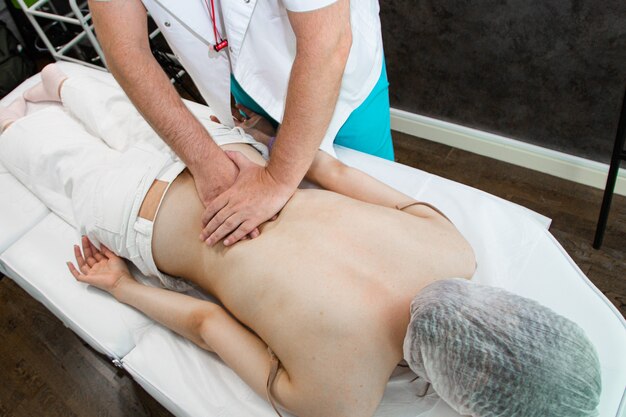 Крупным планом процедуры массажа спины в спа-салоне