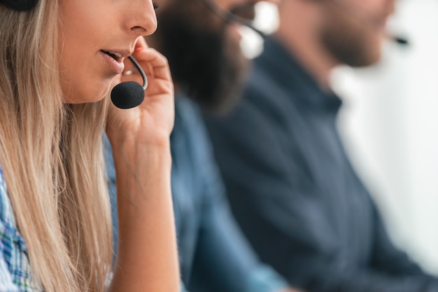 Foto avvicinamento. immagine di sfondo dei dipendenti del call center sul posto di lavoro.