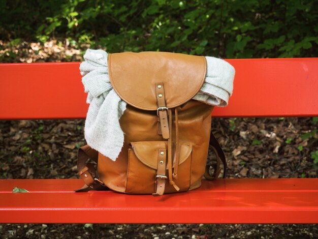 Photo close-up of backpack on red park bench