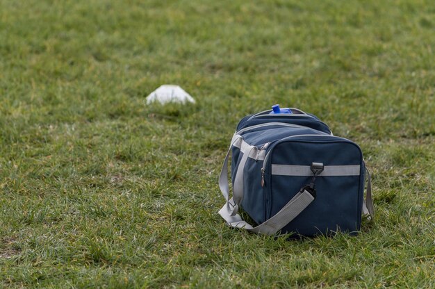 Photo close-up of bag on grassy field