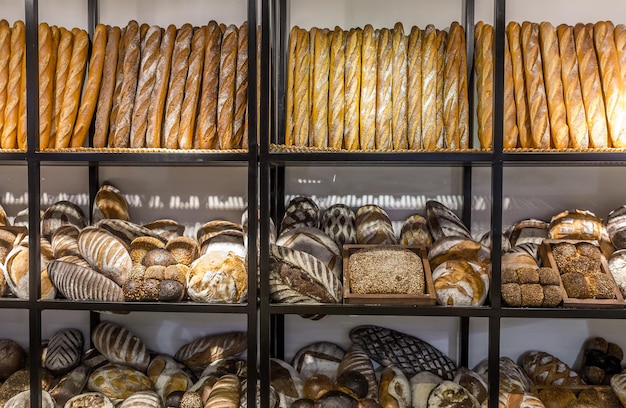 Photo close-up of baked breads in bakery