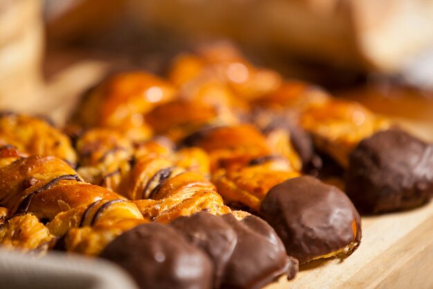 Primo piano di cibi dolci al forno