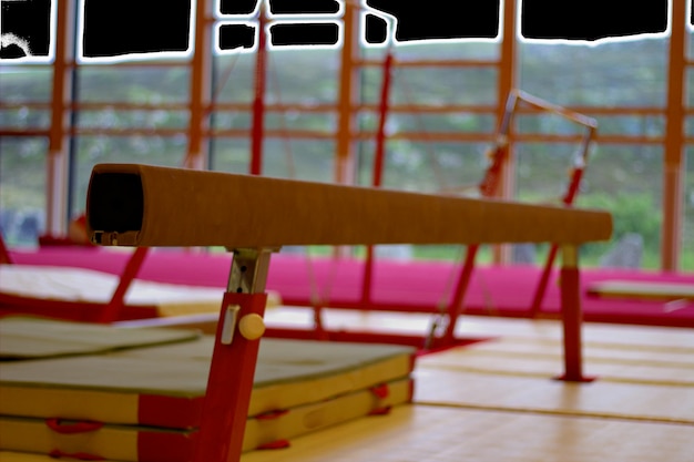 Photo close-up of balance beam in gym